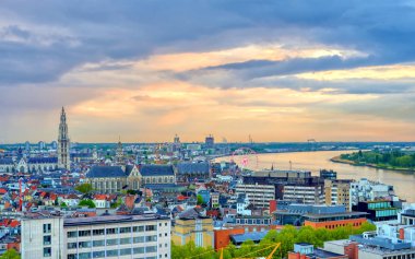 Gün batımında Antwerp, Belçika'nın havadan görünümü.