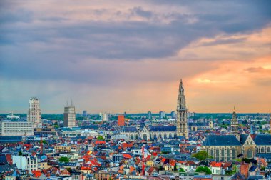Gün batımında Antwerp, Belçika'nın havadan görünümü.