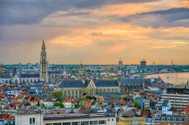 Gün batımında Antwerp, Belçika'nın havadan görünümü.