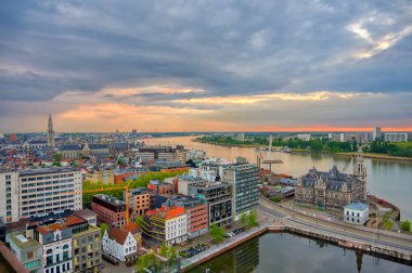 Gün batımında Antwerp, Belçika'nın havadan görünümü.