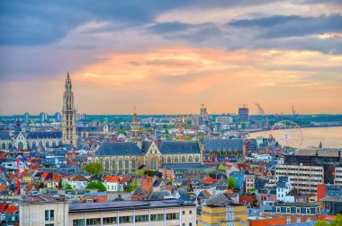 Gün batımında Antwerp, Belçika'nın havadan görünümü.