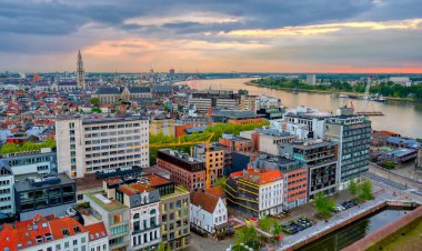 Gün batımında Antwerp, Belçika'nın havadan görünümü.