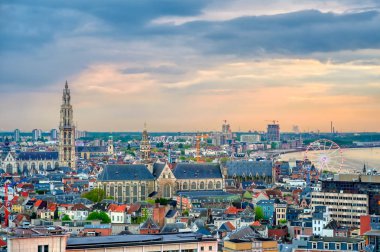 Gün batımında Antwerp, Belçika'nın havadan görünümü.