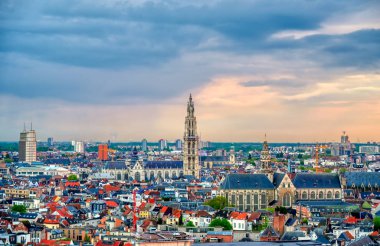 Gün batımında Antwerp, Belçika'nın havadan görünümü.