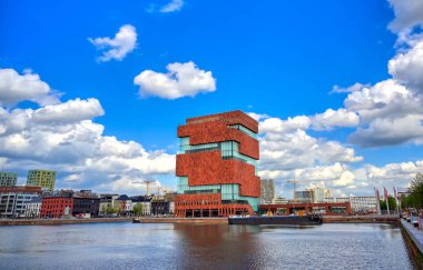 Antwerp, Belçika - 26 Nisan 2019: Scheldt nehri ve Antwerp Limanı boyunca museum aan de Stroom (Mas), Belçika.
