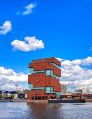 Antwerp, Belçika - 26 Nisan 2019: Scheldt nehri ve Antwerp Limanı boyunca museum aan de Stroom (Mas), Belçika.