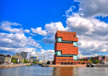 Antwerp, Belçika - 26 Nisan 2019: Scheldt nehri ve Antwerp Limanı boyunca museum aan de Stroom (Mas), Belçika.