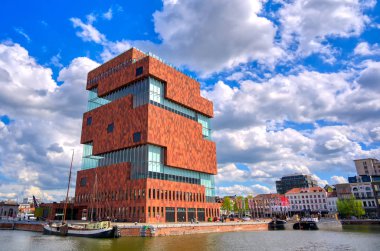 Antwerp, Belçika - 26 Nisan 2019: Scheldt nehri ve Antwerp Limanı boyunca museum aan de Stroom (Mas), Belçika.