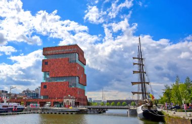 Antwerp, Belçika - 26 Nisan 2019: Scheldt nehri ve Antwerp Limanı boyunca museum aan de Stroom (Mas), Belçika.