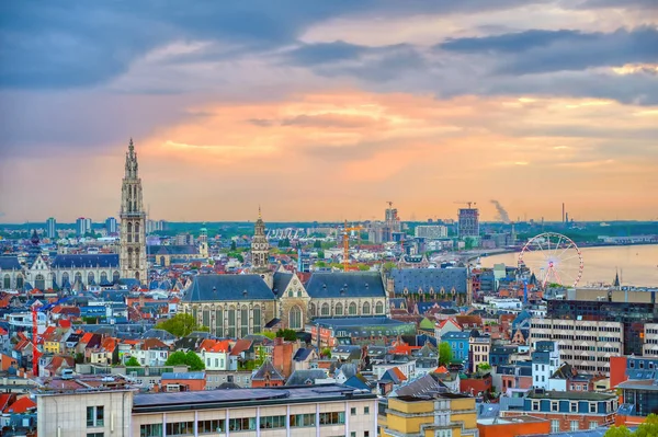 Gün batımında Antwerp, Belçika'nın havadan görünümü.