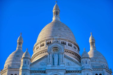 Paris'in Montmartre bölgesinde bulunan Paris Kutsal Kalp Bazilikası, Fransa.