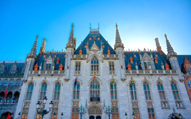 Provinciaal Hof (İl Mahkemesi) Bruges, Belçika'da pazar yerinde neogotik bir binadır..