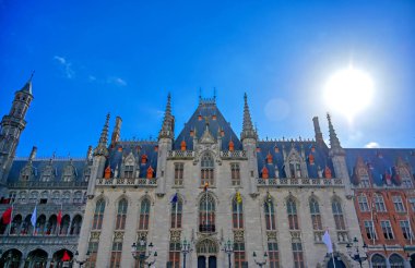 Provinciaal Hof (İl Mahkemesi) Bruges, Belçika'da pazar yerinde neogotik bir binadır..