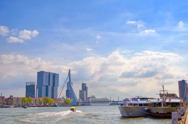 Rotterdam, Hollanda'nın kuzey ve güney kısımlarını birbirine bağlayan Erasmusbrug'un (Erasmus Köprüsü) görünümü.