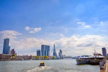 Rotterdam, Hollanda'nın kuzey ve güney kısımlarını birbirine bağlayan Erasmusbrug'un (Erasmus Köprüsü) görünümü.