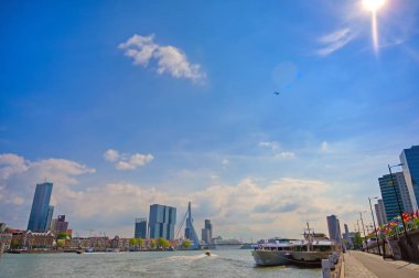 Rotterdam, Hollanda'nın kuzey ve güney kısımlarını birbirine bağlayan Erasmusbrug'un (Erasmus Köprüsü) görünümü.