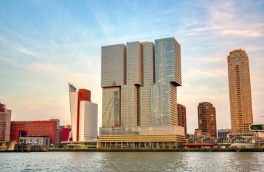 Rotterdam, Hollanda'da Nieuwe Maas (Yeni Meuse) boyunca bir manzara.