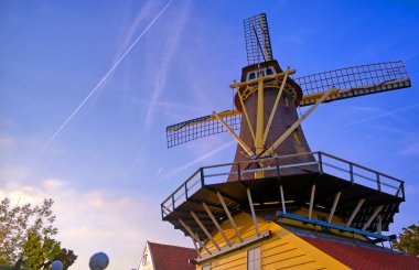 Rotterdam Kralingen Gölü'nde bulunan tarihi yel değirmenleri, Hollanda.