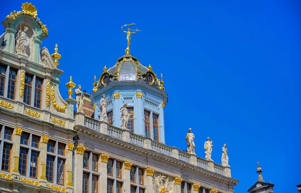 stock image Buildings and architecture in the Grand Place, or Grote Markt, the central square of Brussels, Belgium.