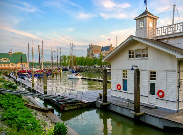 Gün Batımında Rotterdam Hollanda Daki Kanallar Boyunca Demirlemiş Gemiler — Stok fotoğraf