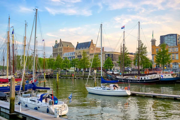 Schepen Aangemeerd Langs Grachten Rotterdam Nederland Bij Zonsondergang — Stockfoto