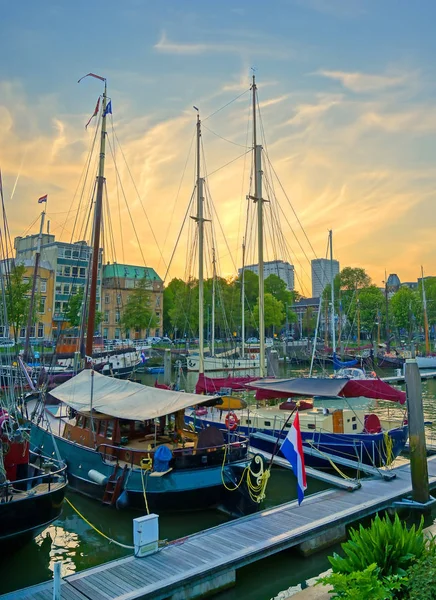 Schepen Aangemeerd Langs Grachten Rotterdam Nederland Bij Zonsondergang — Stockfoto