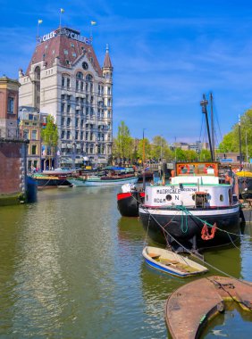 Rotterdam, Hollanda - 29 Nisan 2019 - Güneşli bir günde Hollanda'nın Rotterdam kentinde kanallar ve su yolları.