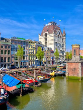 Rotterdam, Hollanda - 29 Nisan 2019 - Güneşli bir günde Hollanda'nın Rotterdam kentinde kanallar ve su yolları.