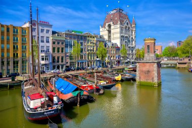 Rotterdam, Hollanda - 29 Nisan 2019 - Güneşli bir günde Hollanda'nın Rotterdam kentinde kanallar ve su yolları.