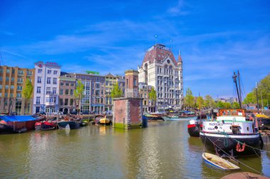 Rotterdam, Hollanda - 29 Nisan 2019 - Güneşli bir günde Hollanda'nın Rotterdam kentinde kanallar ve su yolları.