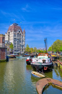 Rotterdam, Hollanda - 29 Nisan 2019 - Güneşli bir günde Hollanda'nın Rotterdam kentinde kanallar ve su yolları.