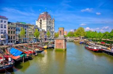 Rotterdam, Hollanda - 29 Nisan 2019 - Güneşli bir günde Hollanda'nın Rotterdam kentinde kanallar ve su yolları.