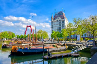 Rotterdam, Hollanda - 29 Nisan 2019 - Güneşli bir günde Hollanda'nın Rotterdam kentinde kanallar ve su yolları.