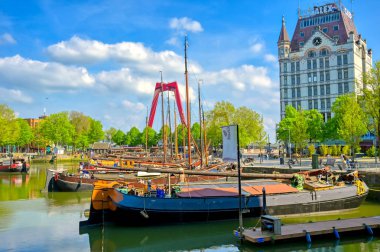 Rotterdam, Hollanda - 29 Nisan 2019 - Güneşli bir günde Hollanda'nın Rotterdam kentinde kanallar ve su yolları.