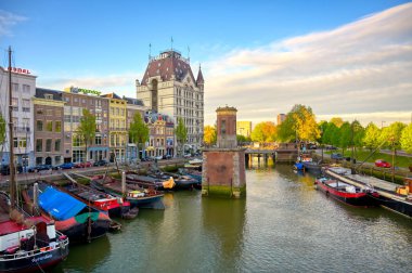 Rotterdam, Hollanda - 29 Nisan 2019 - Güneşli bir günde Hollanda'nın Rotterdam kentinde kanallar ve su yolları.