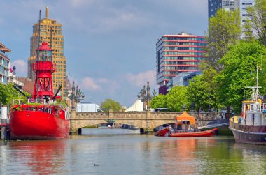 Rotterdam, Hollanda şehrindeki kanallar ve su yolları.