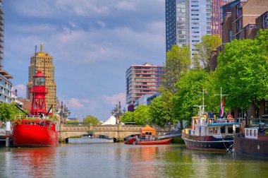 Rotterdam, Hollanda şehrindeki kanallar ve su yolları.