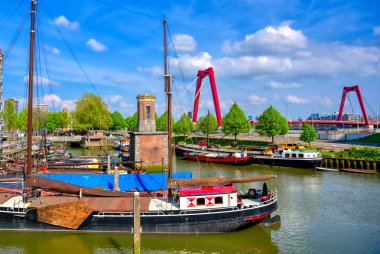 Rotterdam, Hollanda şehrindeki kanallar ve su yolları.