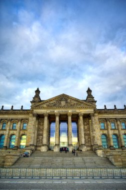 Berlin, Almanya - 3 Mayıs 2019 - Alman parlamentosu Bundestag'a ev sahipliği yapan Almanya'nın Başkenti Berlin'de bulunan Reichstag binası.