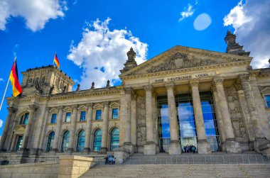 Berlin, Almanya - 5 Mayıs 2019 - Berlin'de bulunan Reichstag binası, Almanya'da Alman parlamentosu Bundestag'a ev sahipliği yapan.