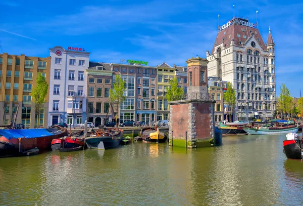 Rotterdam, Hollanda - 29 Nisan 2019 - Güneşli bir günde Hollanda'nın Rotterdam kentinde kanallar ve su yolları.