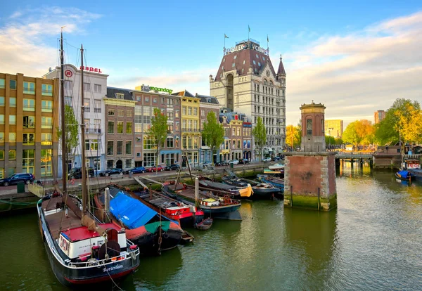 Rotterdam, Hollanda - 29 Nisan 2019 - Güneşli bir günde Hollanda'nın Rotterdam kentinde kanallar ve su yolları.