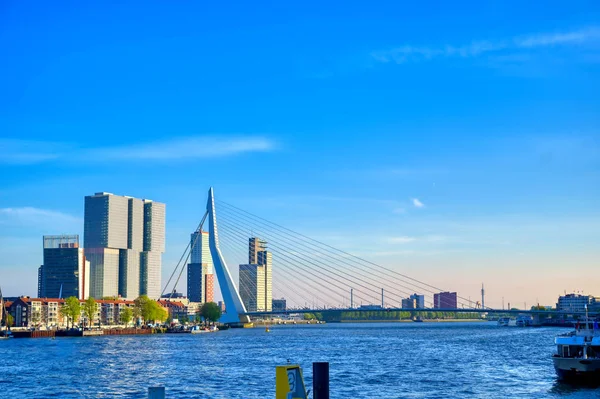 Rotterdam, Hollanda şehrindeki kanallar ve su yolları.