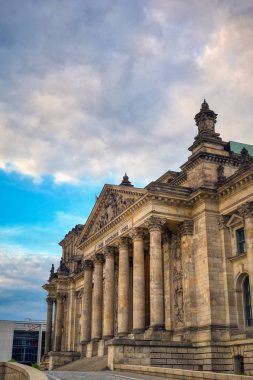 Alman parlamentosu Bundestag'a ev sahipliği yapan Reichstag binası Berlin, Almanya'da bulunmaktadır..
