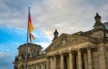Alman parlamentosu Bundestag'a ev sahipliği yapan Reichstag binası Berlin, Almanya'da bulunmaktadır..