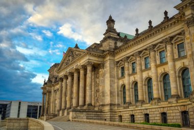 Alman parlamentosu Bundestag'a ev sahipliği yapan Reichstag binası Berlin, Almanya'da bulunmaktadır..