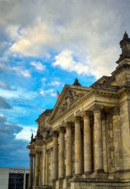 Alman parlamentosu Bundestag'a ev sahipliği yapan Reichstag binası Berlin, Almanya'da bulunmaktadır..