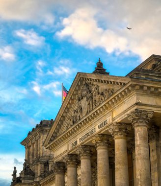 Alman parlamentosu Bundestag'a ev sahipliği yapan Reichstag binası Berlin, Almanya'da bulunmaktadır..