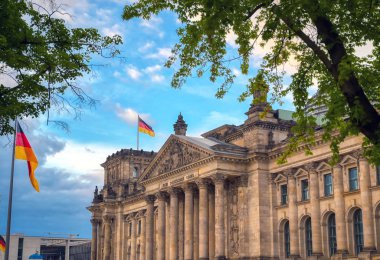 Alman parlamentosu Bundestag'a ev sahipliği yapan Reichstag binası Berlin, Almanya'da bulunmaktadır..