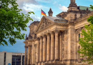 Alman parlamentosu Bundestag'a ev sahipliği yapan Reichstag binası Berlin, Almanya'da bulunmaktadır..